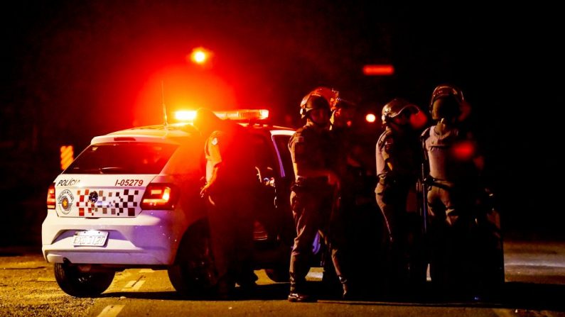 La policía antidisturbios hace guardia en las afueras de la Penitenciaría Doctor Edgar Magalhaes Noronha (Pemano) durante un motín a principios de marzo de 2020, en Tremembe, a 155 km de Sao Paulo, Brasil. (Lucas Lacaz/AFP vía Getty Images)