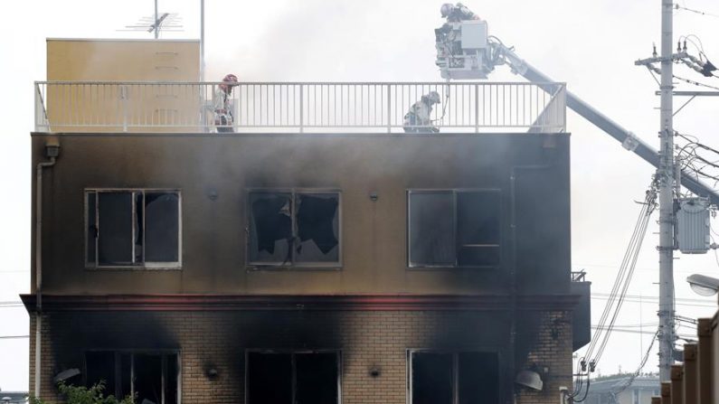 Varios bomberos trabajan en las labores de extinción de un incendio provocado en un edificio en Kyoto (Japón). EFE/EPA/JIJI/Archivo