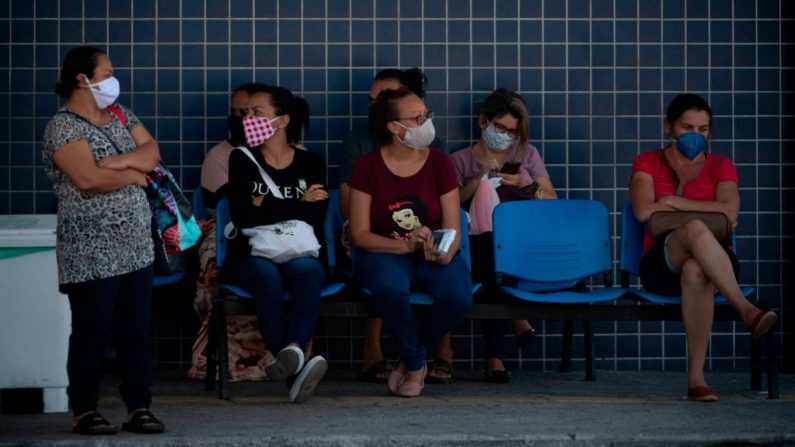 Las mujeres esperan para ser atendidas fuera del Hospital Público Evandro Freire durante el nuevo brote del virus del PCCh en Río de Janeiro, Brasil, el 29 de abril de 2020. (MAURO PIMENTEL/AFP vía Getty Images)