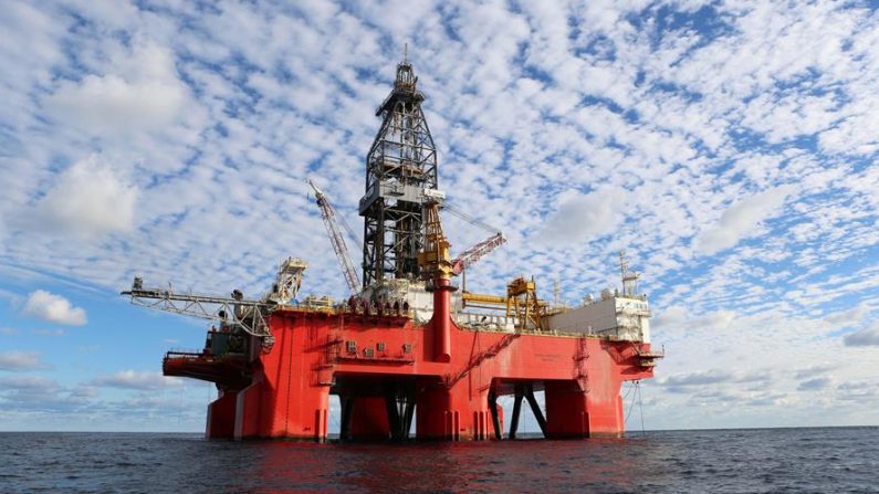 Fotografía cedida por la empresa Petróleos Mexicanos (PEMEX) de la Plataforma West Pegasus de aguas profundas en el Golfo de México. EFE/PEMEX