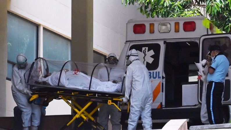 Los paramédicos llevan a un paciente sospechoso de estar infectado con el virus del PCCh dentro del Hospital Siglo XXI, en la Ciudad de México (México), el 6 de mayo de 2020. (RODRIGO ARANGUA/AFP vía Getty Images)