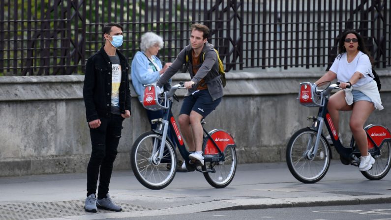 La gente con máscaras protectoras pasa por las Cámaras del Parlamento el 07 de mayo de 2020 en Londres, Inglaterra. (Alex Davidson/Getty Images)