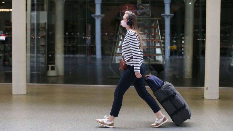 Una transeúnte con una mascarilla llega a la terminal del Eurostar en la estación de St Pancras en Londres (nglaterra) el 6 de mayo de 2020, mientras la vida continúa bajo un bloqueo nacional impuesto para frenar la propagación del virus del PCCh. (ISABEL INFANTES/AFP vía Getty Images)