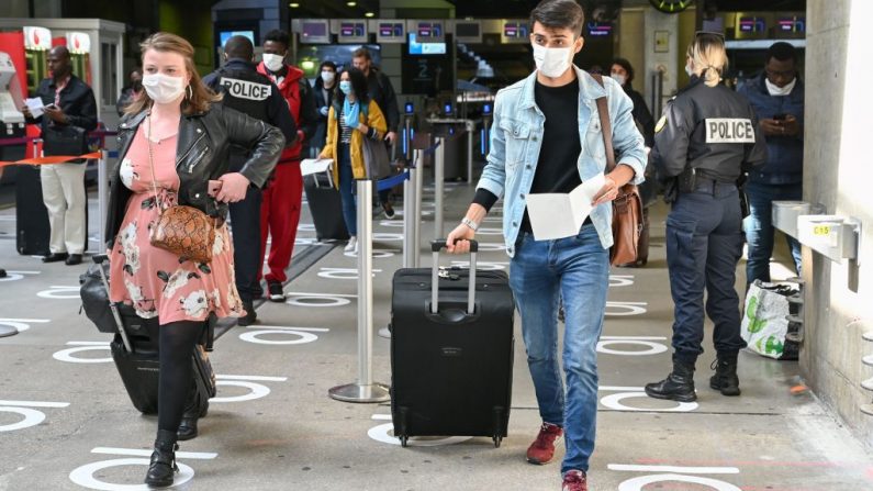 Los agentes de policía controlan a los pasajeros en la estación de tren de Montparnasse en París (Francia), ya que el país se encuentra bajo bloqueo para detener la propagación de la pandemia COVID-19 causada por el virus del PCCh. (BERTRAND GUAY/AFP vía Getty Images)