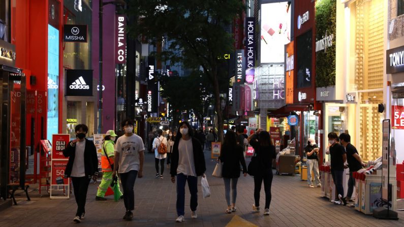 La gente camina por la calle con máscaras faciales el 06 de mayo de 2020 en Seúl, Corea del Sur. (Chung Sung-Jun/Getty Images)