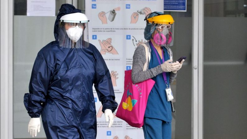 Los trabajadores del Hospital General -utilizado para los pacientes de COVID-19- usan mascarillas, escudo y guantes fuera de la sala de emergencias en Guayaquil, Ecuador, el 6 de mayo de 2020. (JOSE SANCHEZ LINDAO/AFP vía Getty Images)