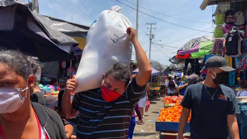 Los nicaragüenses comenzaron a abastecerse en grandes cantidades este fin de semana anticipando posibles medidas del régimen por el virus del PCCh. VOA