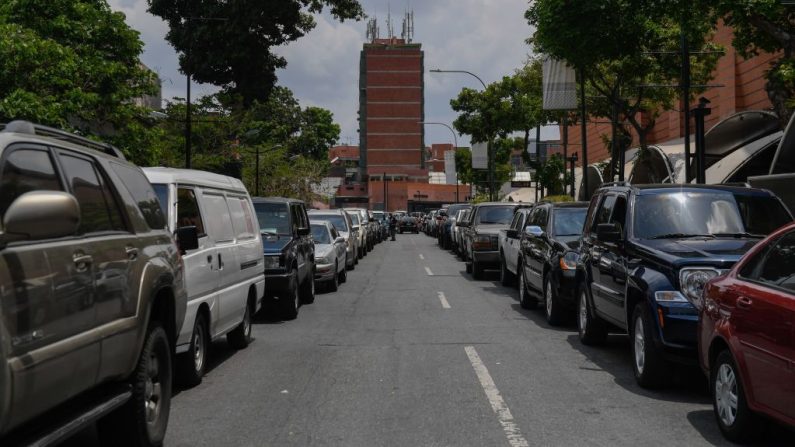 Los conductores hacen cola para repostar los tanques de sus coches en una gasolinera, en Caracas (Venezuela) el 14 de mayo de 2020 en medio del brote del virus del PCCh. (FEDERICO PARRA/AFP vía Getty Images)