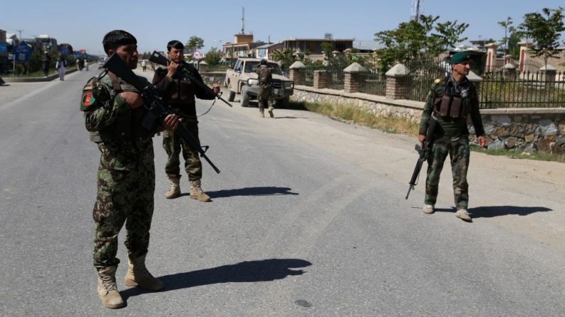 El personal de seguridad afgano hace guardia cerca del lugar en que se colocó un coche bomba contra la unidad de la Dirección Nacional de Seguridad en Ghazni (Afganistán) el 18 de mayo de 2020. (ZAKERIA HASHIMI/AFP vía Getty Images)