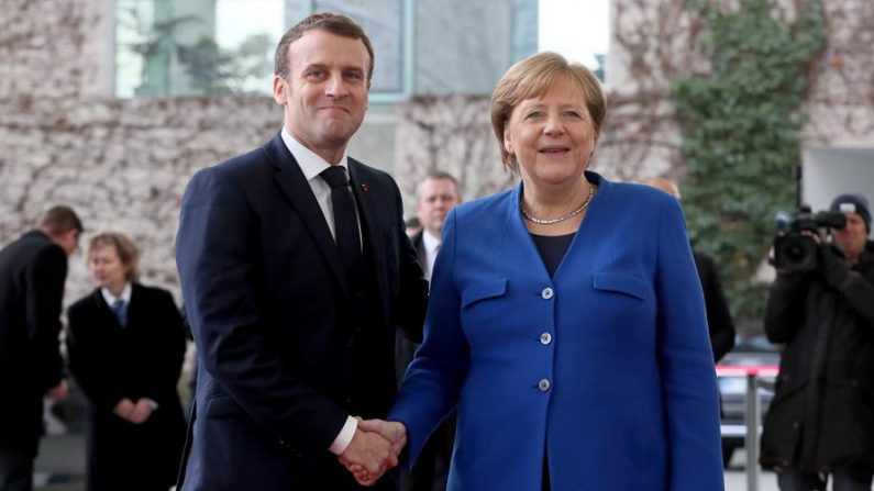 El presidente francés, Emmanuel Macron, y la canciller alemana, Angela Merkel, en una reunión en Berlín (Alemania), el pasado mes de enero. EFE/EPA/HAYOUNG JEON/Archivo