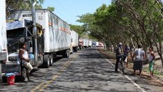 Cientos de transportistas centroamericanos siguen varados en frontera de Costa Rica y Nicaragua