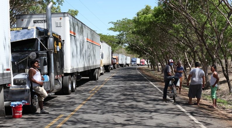 Se calcula que la fila de camiones varados en el lado nicaragüense de la frontera con Costa Rica se extiende por 30 kilómetros. VOA