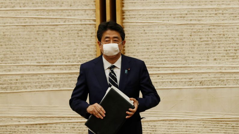 El Primer Ministro de Japón Shinzo Abe abandona el lugar después de una conferencia de prensa sobre la respuesta de Japón a la enfermedad COVID-19 el 25 de mayo de 2020 en Tokio, Japón. (Kim Kyung-Hoon - Pool/Getty Images)
