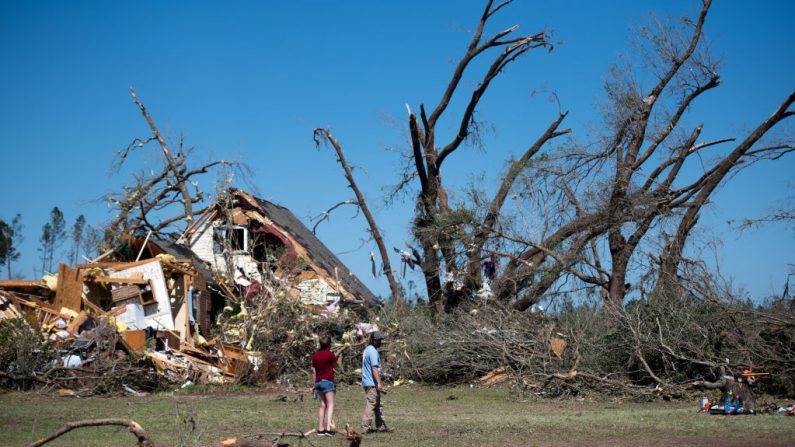 La gente mira una casa destruida por un tornado el 13 de abril de 2020 cerca de Nixville, Carolina del Sur. (Sean Rayford/Getty Images)