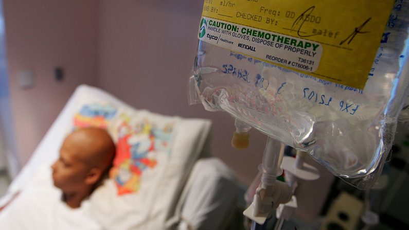 Foto de archivo tomada en el Hospital Infantil del Centro Integral de Cáncer de la UCSF el 18 de agosto de 2005 en San Francisco, California (EE.UU.). (Justin Sullivan/Getty Images)