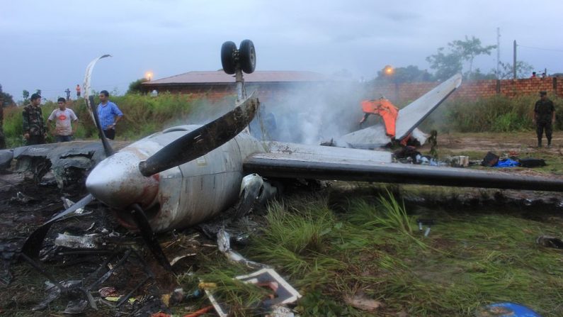 Los restos de un avión turbopropulsor Fairchild Metro 23 de Aerocon Airlines que se estrelló al aterrizar en Riberalta, al norte de Bolivia, cerca de la frontera con Brasil, el 3 de noviembre de 2013. (Imagen de archivo de STR/AFP a través de Getty Images)