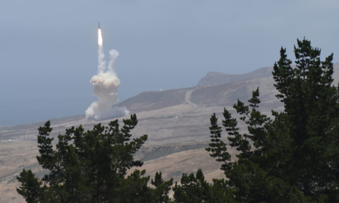 Un misil interceptor de tierra se lanza desde la Base de la Fuerza Aérea Vandenberg en California, el 25 de marzo de 2019. (Departmento de Defensa)