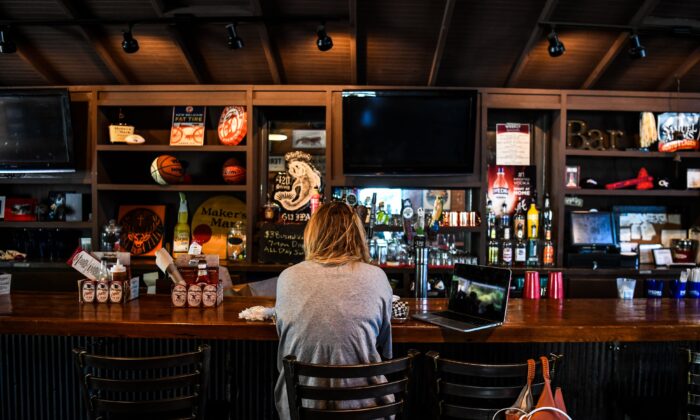 Un cliente se sienta en la barra mientras come en el restaurante Moe's Original BBQ durante la pandemia de coronavirus en Atlanta, Georgia el 27 de abril de 2020. (Chandan Khanna/AFP a través de Getty Images)
