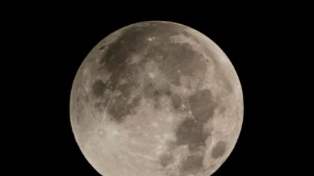 Marte y la Luna aparecerán uno al lado del otro en una rara exhibición cósmica el 14 de mayo