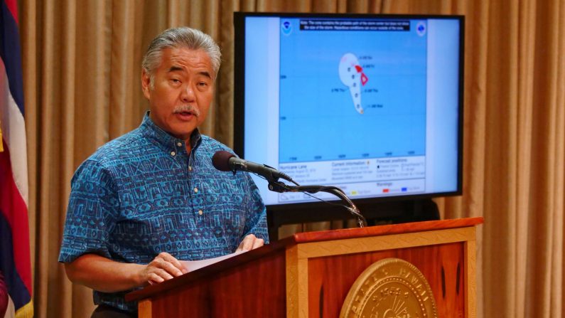 El gobernador de Hawái, David Ige, habla durante una conferencia de prensa en Honolulu, Hawái, el 22 de agosto de 2018. (Ronen ZILBERMAN/AFP a través de Getty Images)