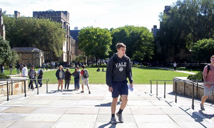 Estudiantes en el campus de la Universidad de Yale en New Haven, Connecticut, el 27 de septiembre de 2018. (Yana Paskova/Getty Images)