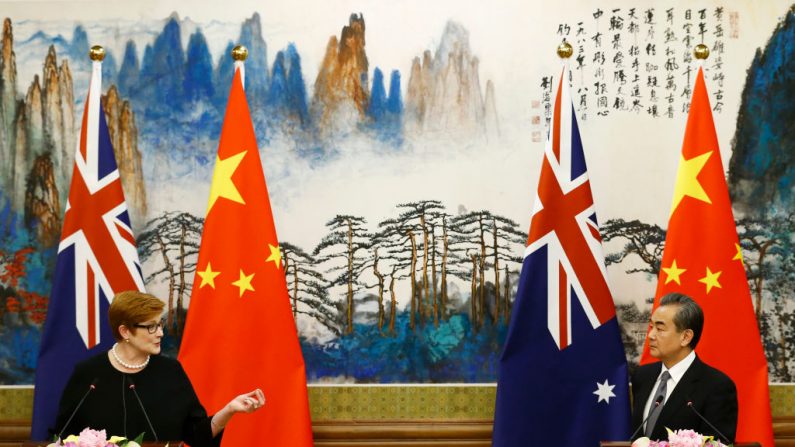 La Ministra de Relaciones Exteriores de Australia, Marise Payne, habla en una conferencia de prensa con el Ministro de Relaciones Exteriores de China, Wang Yi, en la Casa de Huéspedes del Estado de Diaoyutai, el 8 de noviembre de 2018 en Beijing, China. (Thomas Peter-Pool/Getty Images)