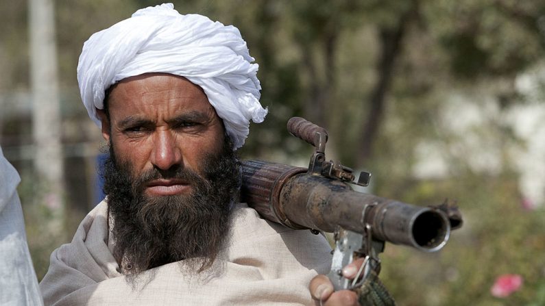 Los talibanes que se rinden se paran con sus armas mientras se presentan a los medios de comunicación el 4 de noviembre de 2010 en Herat, Afganistán. (Majid Saeedi/Getty Images)