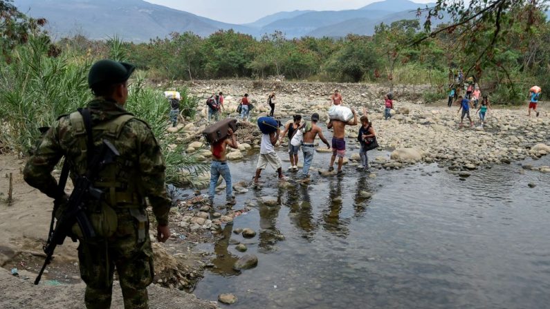En la imagen ilustrativa, un soldado colombiano observa a las personas que cruzan por un sendero ilegal a través del río Táchira desde San Antonio, Venezuela, hasta Cúcuta, Colombia, el 27 de febrero de 2019. (LUIS ROBAYO/AFP a través de Getty Images)
