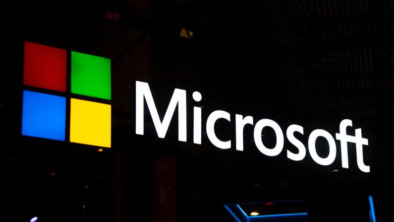 Un logo se encuentra iluminado fuera del stand de Microsoft en el segundo día del Congreso Mundial de Móviles GSMA 2019, el 26 de febrero de 2019 en Barcelona, España. (David Ramos/Getty Images)