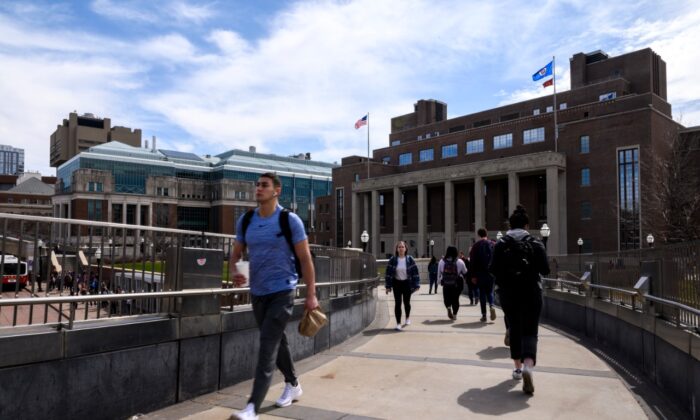 Un peatón pasa por el campus de la Universidad de Minnesota el 9 de abril de 2019 en Minneapolis, Minnesota. La universidad cerró su Instituto Confucio en 2019. (Stephen Maturen/Getty Images)