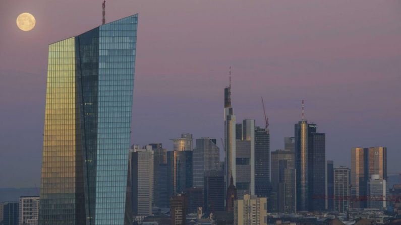 Los edificios de oficinas, incluyendo las sedes corporativas del Banco Central Europeo (BCE), Commerzbank y Deutsche Bank en el distrito financiero del centro de la ciudad en Frankfurt, Alemania, el 21 de marzo de 2019. (Thomas Lohnes/Getty Images)