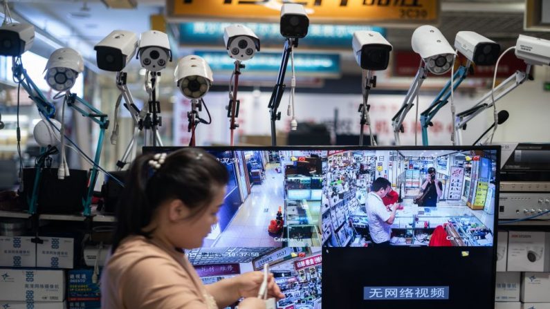 Imagen de cámaras Hikvision en un centro comercial electrónico en Beijing el 24 de mayo de 2019. (Fred Dufour / AFP a través de Getty Images)
