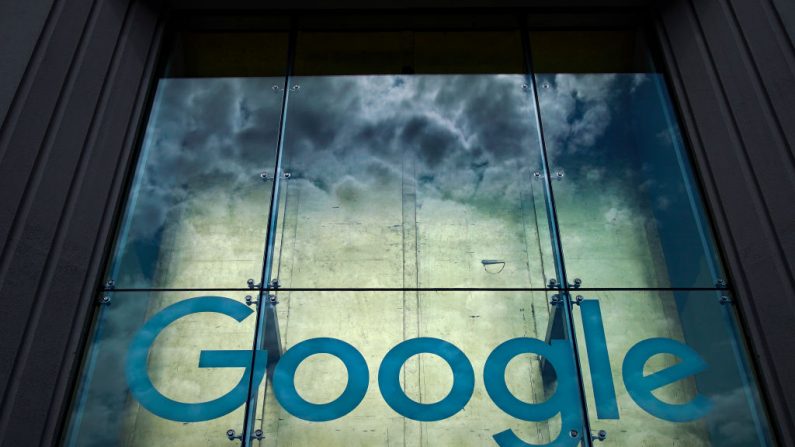 El logo de Google adorna el exterior de su oficina de NYC, en el edificio de Google en la ciudad de Nueva York el 3 de junio de 2019. (Drew Angerer/Getty Images)
