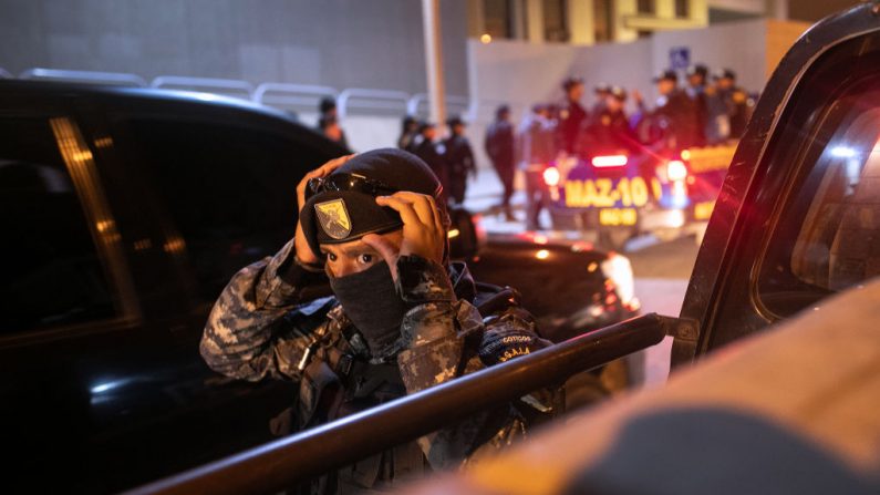 CIUDAD DE GUATEMALA, GUATEMALA - En la imagen de contexto, un policía guatemalteco se prepara para participar en una redada matutina en la que se detuvo a un presunto traficante de personas el 29 de mayo de 2019 en Ciudad de Guatemala. (Foto de John Moore/Getty Images)
