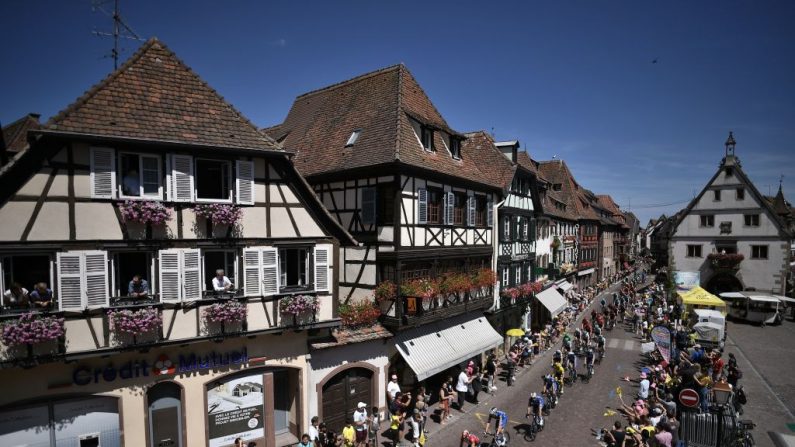 Los ciclistas en la quinta etapa de la 106a edición de la carrera ciclist,a del Tour de Francia entre Saint Die des Vosges y Colmar, en Obernai, este de Francia, el 10 de julio de 2019. (Marco Bertorello / AFP/ Getty Imágenes)