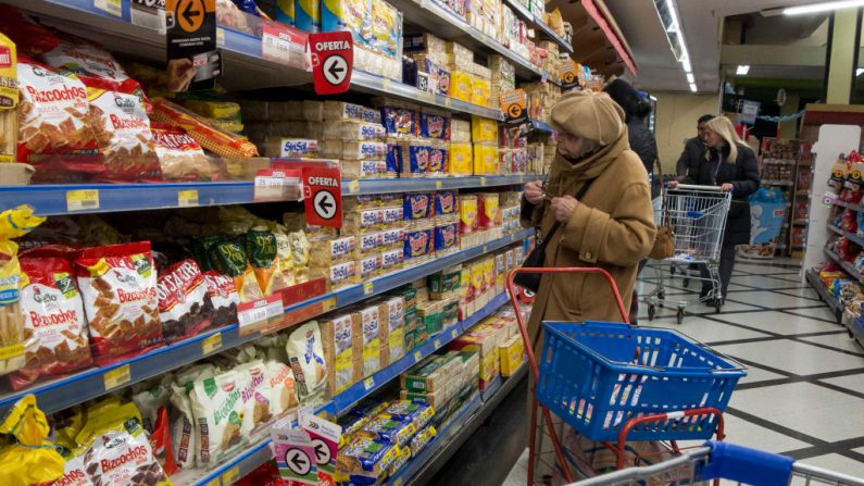 Una anciana busca los mejores precios en el supermercado el 13 de agosto de 2019, en Buenos Aires, Argentina. (Ricardo Ceppi/ Getty Images)
