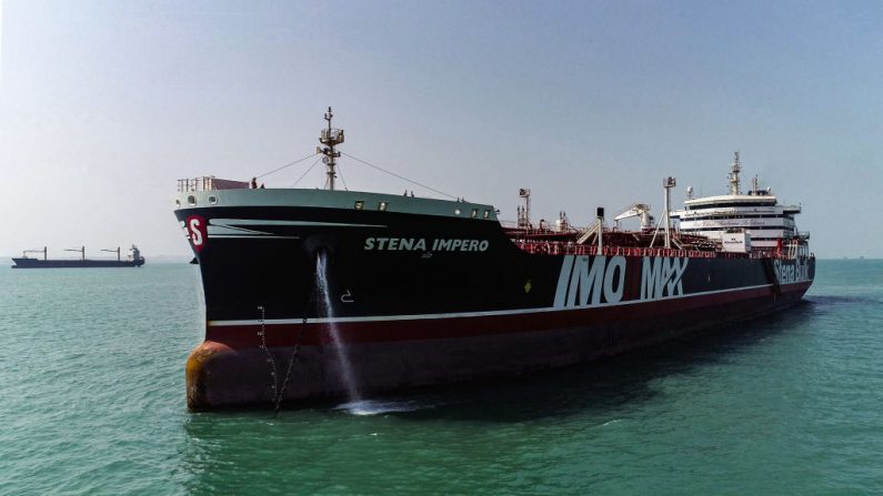 Esta foto tomada el 27 de septiembre de 2019 muestra al petrolero Stena Impero saliendo del puerto de Bandar Abbas en el sur de Irán. (MEHDI DEHDAR/AFP vía Getty Images)
