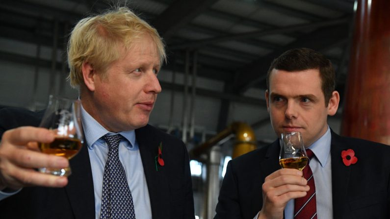 El Primer Ministro Boris Johnson (i), acompañado por el subsecretario de Estado para Escocia, Douglas Ross, prueba el whisky durante una visita de campaña de las elecciones generales a la destilería Roseisle de Diageo el 7 de noviembre de 2019 cerca de Elgin en Escocia, Reino Unido. (Daniel Leal-Olivas - WPA Pool/Getty Images)