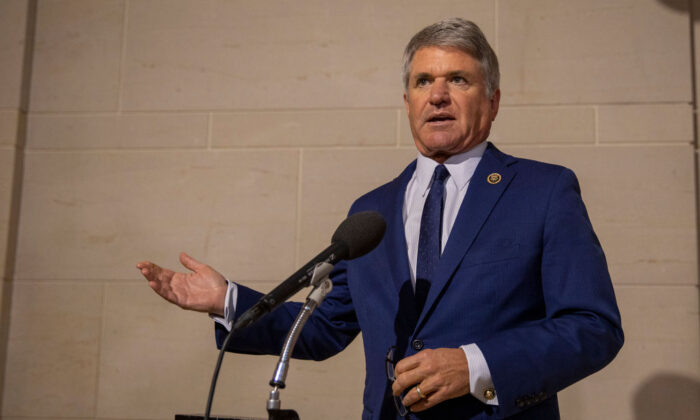 El representante estadounidense, Michael McCaul (republicano por Texas), habla en una sesión cerrada ante los comités de Control, Asuntos Extranjeros e Inteligencia de la Cámara en Washington, el 15 de octubre de 2019. (Tasos Katopodis/Getty Images)