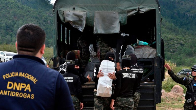 Oficiales de la Policía Militar y Antinarcóticos se preparan para incinerar 1256 kg de cocaína incautada en La Mosquitia, departamento de Gracias a Dios, en una base militar de Tegucigalpa (Honduras) el 11 de noviembre de 2019. (ORLANDO SIERRA/AFP vía Getty Images)