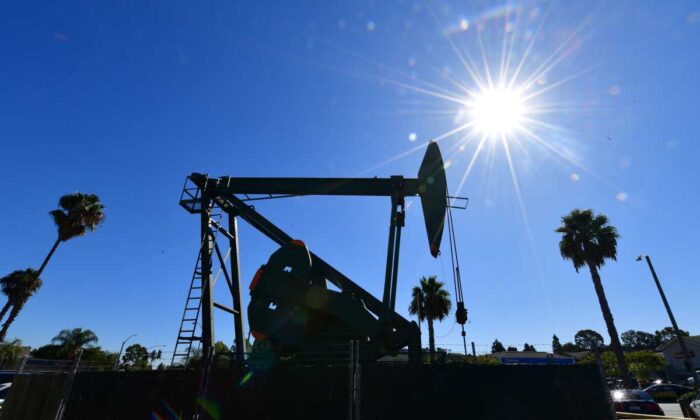 Una bomba de petróleo de la compañía de energía Signal Hill Petroleum, con sede en California, se ve frente al emblemático Curley's Cafe en Signal Hill, California, el 21 de octubre de 2019. (Frederic J. Brown /AFP vía Getty Images)