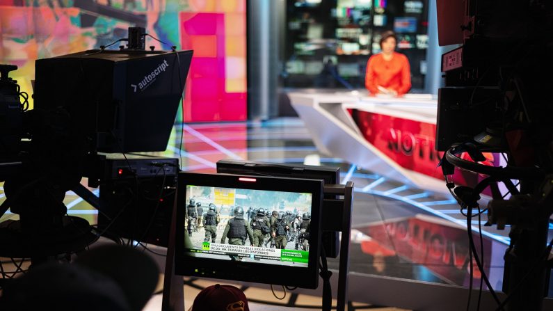 La presentadora de noticias Aliana Nieves presenta un programa de noticias en español para RT el 6 de diciembre de 2019 en Moscú, Rusia. (Misha Friedman/Getty Images)