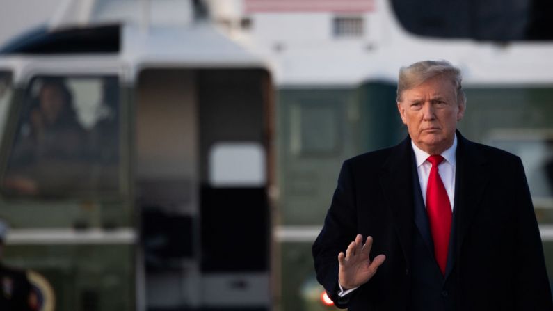 El presidente de los Estados Unidos, Donald Trump, aborda el Air Force One antes de salir de la Base Conjunta Andrews en Maryland, el 9 de enero de 2020. (SAUL LOEB/AFP/ Getty Images)
