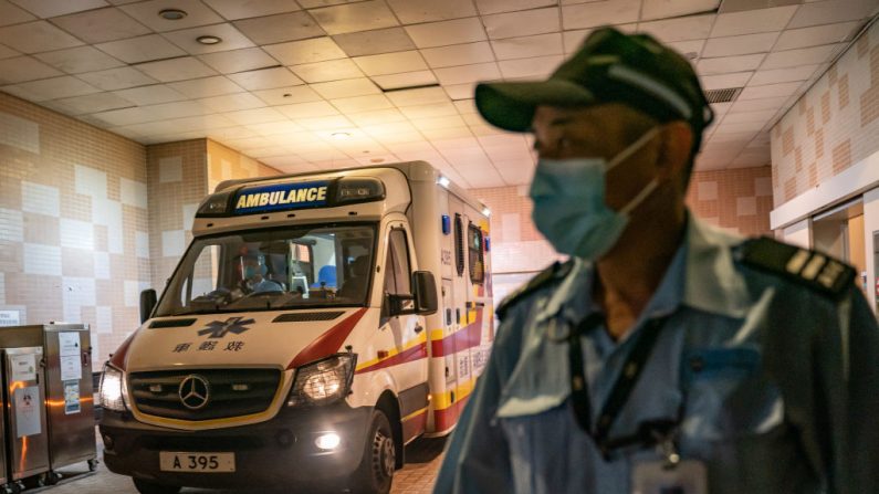 Un oficial de seguridad hace guardia cuando una ambulancia llega con un paciente al Centro de Enfermedades Infecciosas del Hospital Princess Margaret en Hong Kong el 22 de enero de 2020. (Anthony Kwan/Getty Images)
