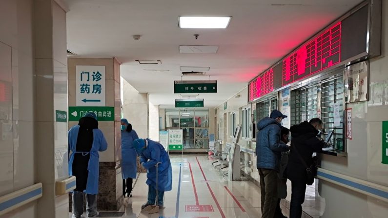Personal médico esteriliza el edificio principal del Hospital Jinyintan el 22 de enero de 2020 en Wuhan, China. (Foto Getty Images)
