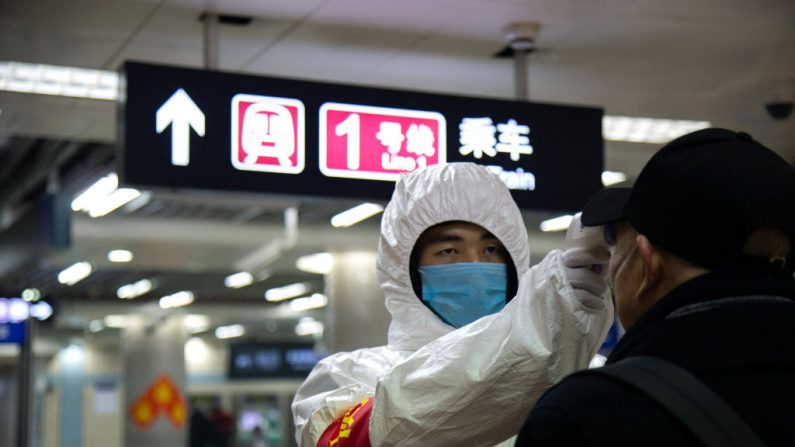 Un trabajador de la salud comprueba la temperatura de un hombre que entra en el metro el 26 de enero de 2020 en Beijing, China. (Betsy Joles/Getty Images)