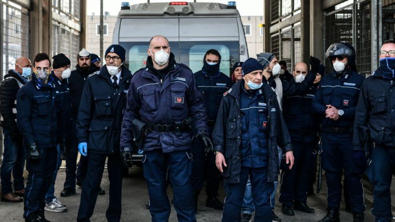 Imagen de archivo muestra a la policía penitenciaria en la prisión de SantAnna durante una protesta de los familiares de los reclusos en Módena, Emilia-Romaña, en una de las zonas rojas de cuarentena de Italia el 9 de marzo de 2020. (PIERO CRUCIATTI/AFP vía Getty Images)