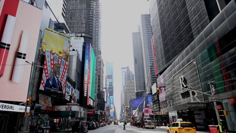 Se ve una calle casi vacía en Times Square en Manhattan, Nueva York, el 16 de marzo de 2020. (Johannes Eisele / AFP /Getty Images)