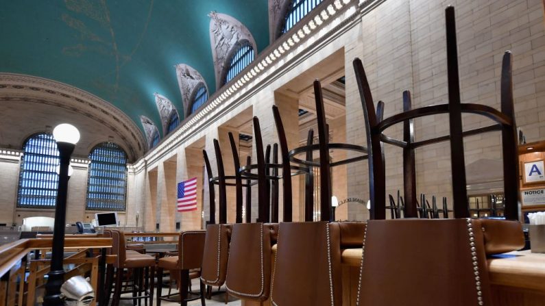 Un restaurante vacío en la Grand Central Station el 25 de marzo de 2020 en la ciudad de Nueva York. (ANGELA WEISS/AFP vía Getty Images)