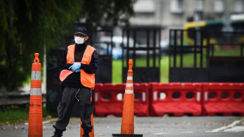 BUENOS AIRES, ARGENTINA - Un oficial de policía observa el cierre del cruce de la Avenida Beiro con la Avenida General Paz el 25 de marzo de 2020 en Buenos Aires, Argentina. Imagen ilustrativa. (Foto de Marcelo Endelli/Getty Images)
